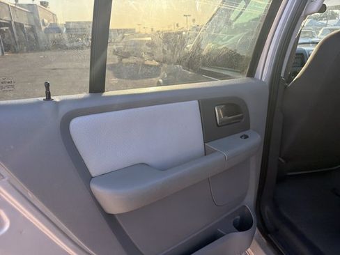Used 2004 Ford Expedition XLT RWD image 17