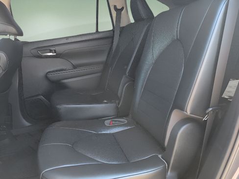 Used 2021 Toyota Highlander XLE AWD/4WD image 22