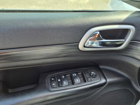 Used 2021 Jeep Grand Cherokee Laredo image 16