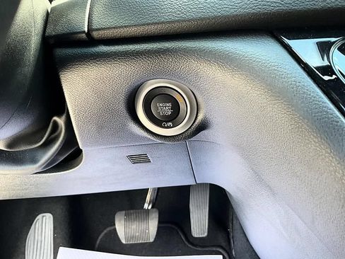 Used 2025 Chrysler Pacifica Select FWD image 18