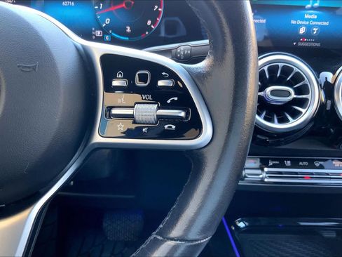 Used 2021 Mercedes-Benz GLB 250 4MATIC image 25