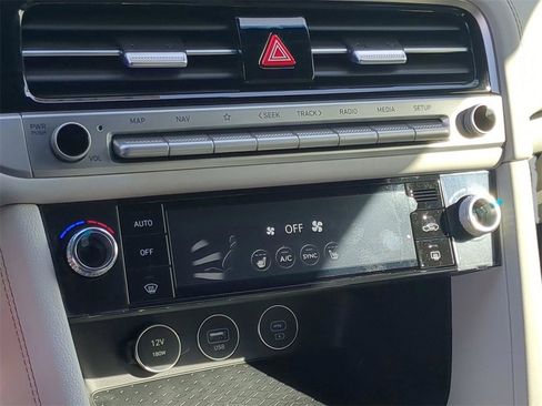 Used 2025 Genesis G70 2.5T image 29