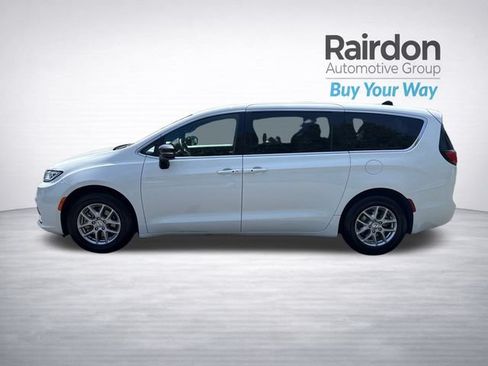 Used 2025 Chrysler Pacifica Select FWD image 4