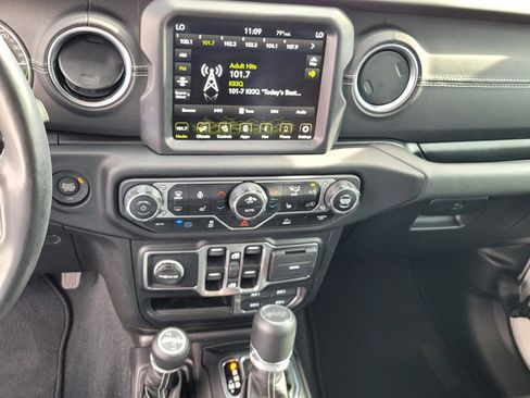 Used 2022 Jeep Wrangler Unlimited Sahara w/ Cold Weather Group image 19