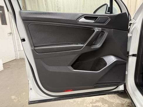 Used 2021 Volkswagen Tiguan SE w/ Panoramic Sunroof Package image 8