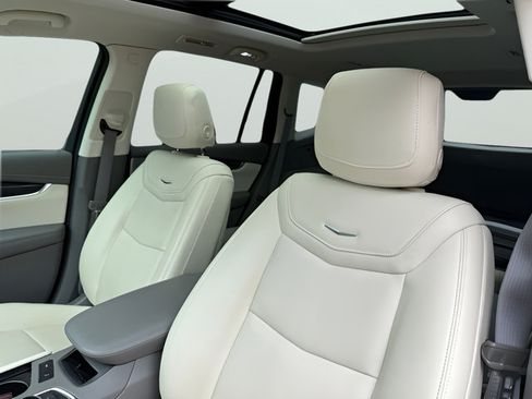 Used 2022 Cadillac XT6 Premium Luxury w/ Technology Package FWD image 16