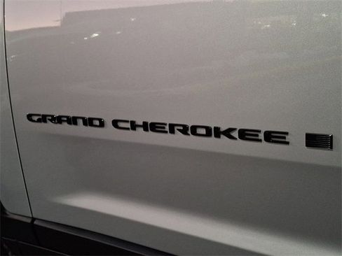 Used 2024 Jeep Grand Cherokee L Altitude image 30