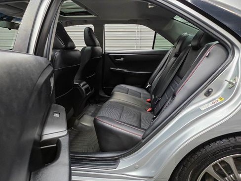 Used 2015 Toyota Camry SE w/ Moonroof Package FWD image 16