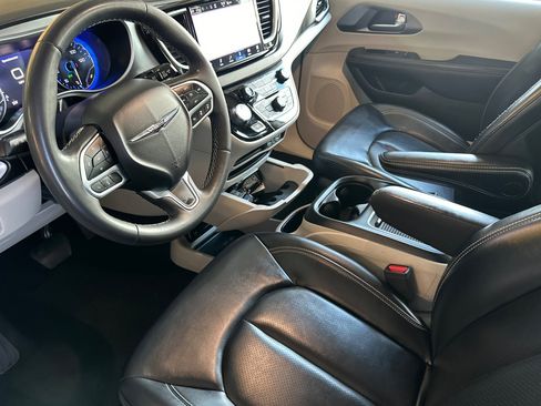 Used 2023 Chrysler Pacifica Touring-L FWD image 10