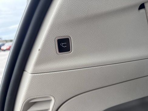 Used 2023 Chrysler Pacifica Touring-L FWD image 33