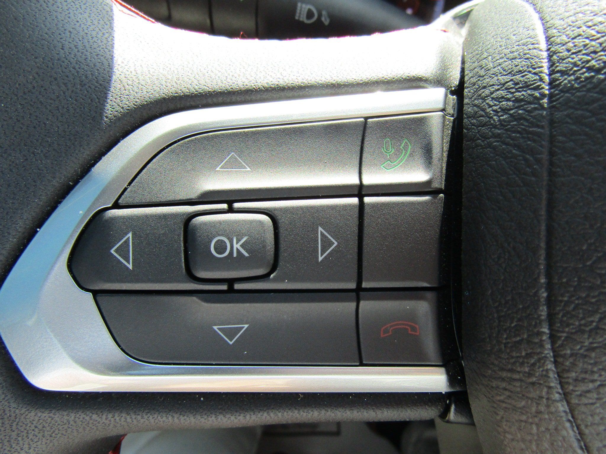 Used 2025 Jeep Compass Trailhawk w/ Sun & Sound Group AWD/4WD image 19