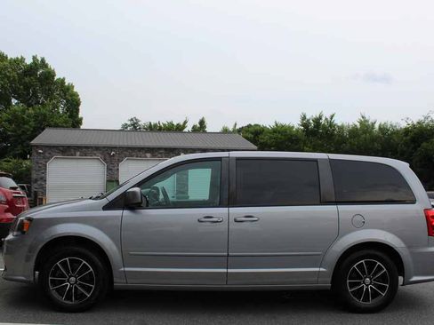 Used 2016 Dodge Grand Caravan SXT FWD image 9