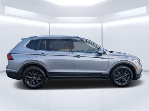 Certified 2024 Volkswagen Tiguan SE image 2