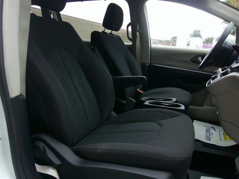 Used 2018 Chrysler Pacifica Touring Plus FWD image 22