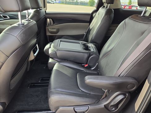 Used 2025 Kia Carnival FWD image 28