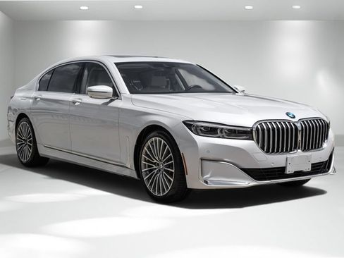 Used 2020 BMW 740i w/ Premium Package RWD image 6