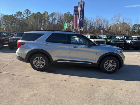 Used 2024 Ford Explorer XLT image 5