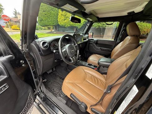 Used 2013 Jeep Wrangler Unlimited Sahara image 13