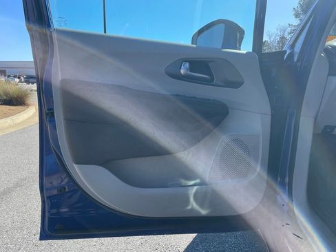 Used 2019 Chrysler Pacifica Touring Plus image 10