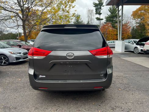 Used 2014 Toyota Sienna LE image 4