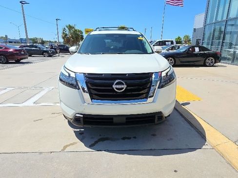 Used 2024 Nissan Pathfinder SV w/ SV Premium Package FWD image 9