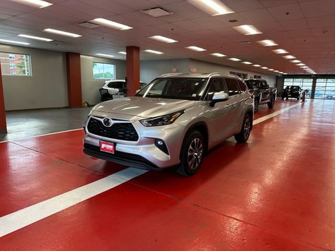 Used 2023 Toyota Highlander XLE AWD/4WD image 7
