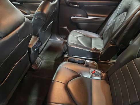 Used 2022 Toyota Highlander XLE FWD image 52