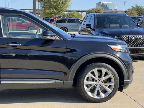 Used 2023 Ford Explorer Platinum w/ Technology Package image 12