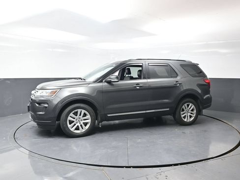 Used 2018 Ford Explorer XLT w/ Equipment Group 202A AWD/4WD image 8