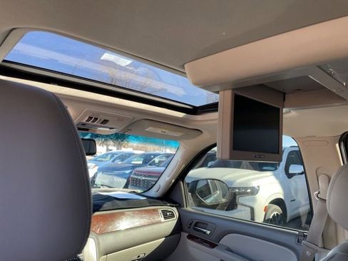 Used 2010 GMC Yukon XL SLT w/ SLT-2 Equipment Package AWD/4WD image 7
