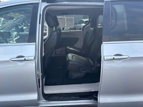 Used 2024 Chrysler Pacifica Touring-L FWD image 14