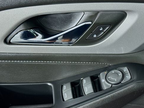 Used 2023 Chevrolet Traverse LT image 23