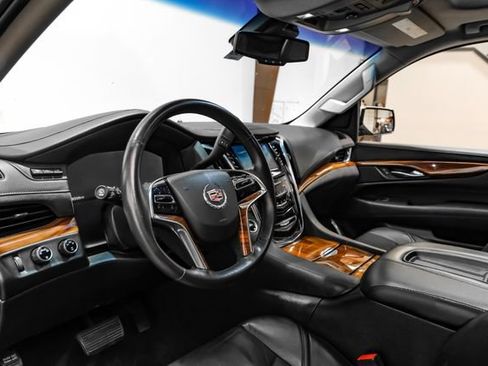 Used 2015 Cadillac Escalade Luxury AWD/4WD image 3