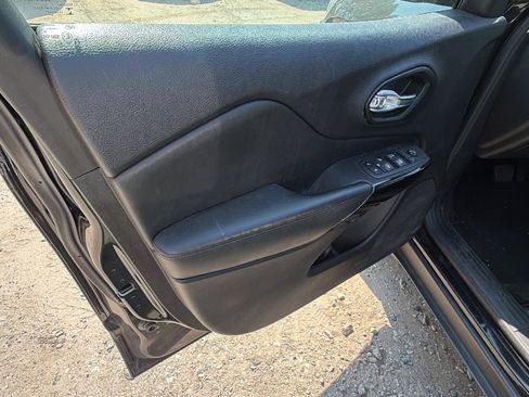 Used 2021 Jeep Cherokee Latitude Plus FWD image 13