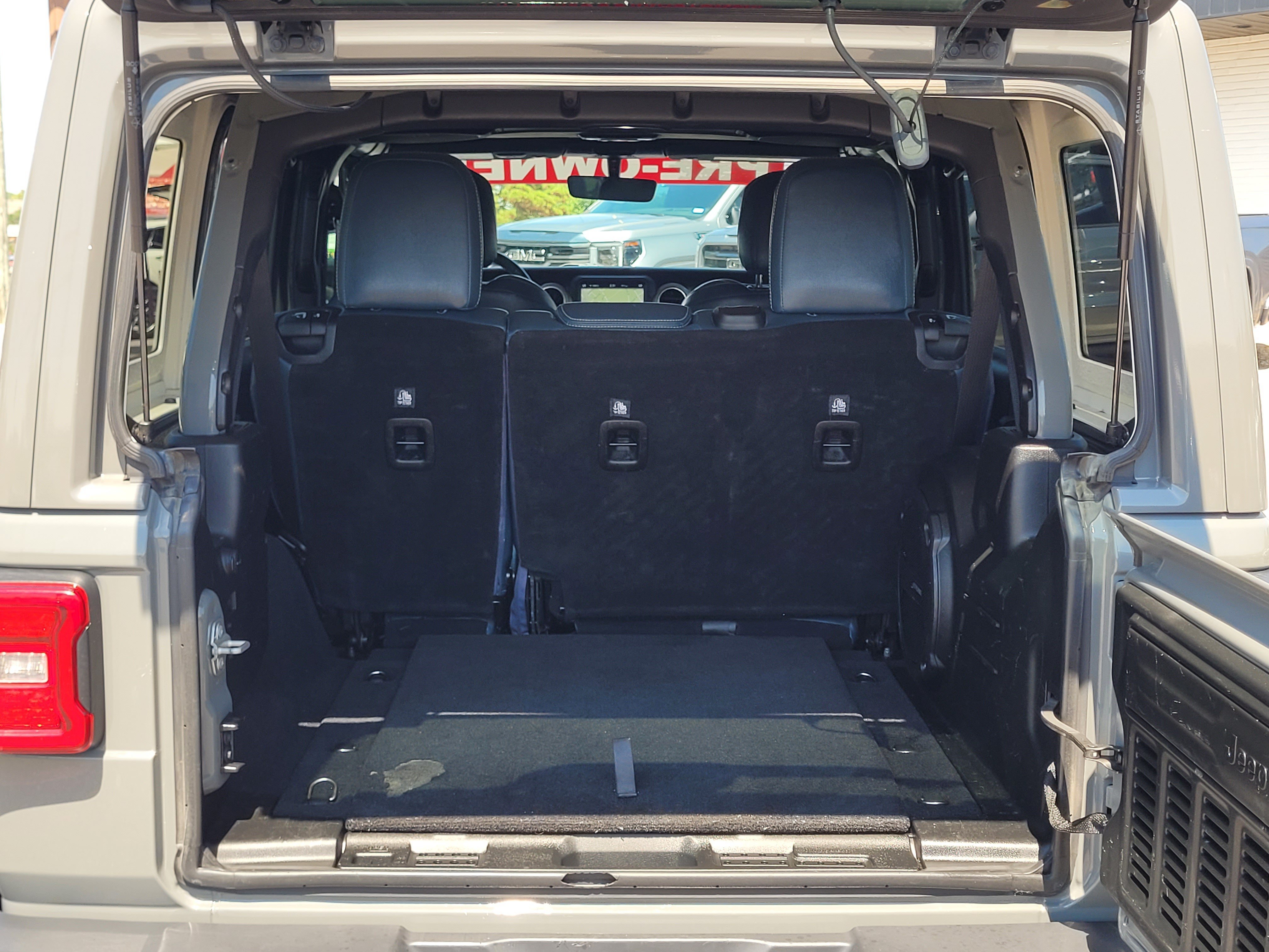 Used 2018 Jeep Wrangler Unlimited Sahara AWD/4WD image 9