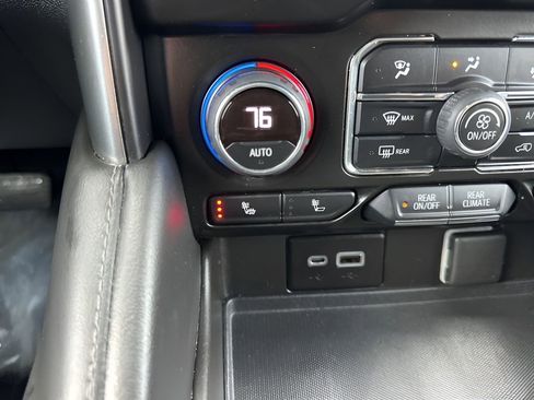 Used 2022 Chevrolet Suburban LT image 24