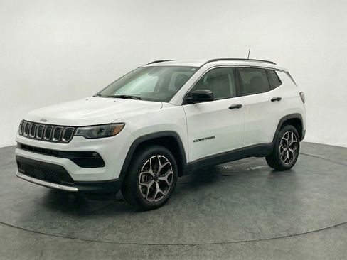 Used 2025 Jeep Compass Latitude AWD/4WD image 3
