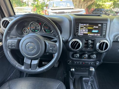 Used 2015 Jeep Wrangler Unlimited Sahara w/ Connectivity Group AWD/4WD image 15
