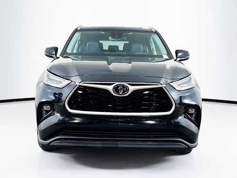 Used 2023 Toyota Highlander XLE image 2
