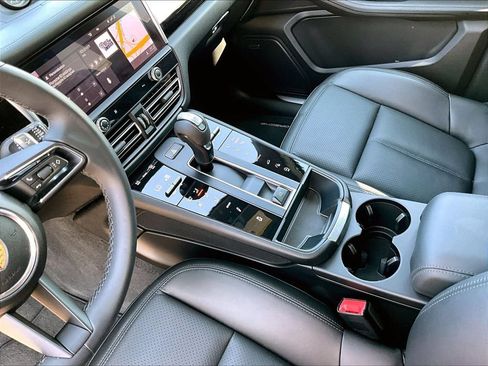 Certified 2022 Porsche Macan S AWD/4WD image 17