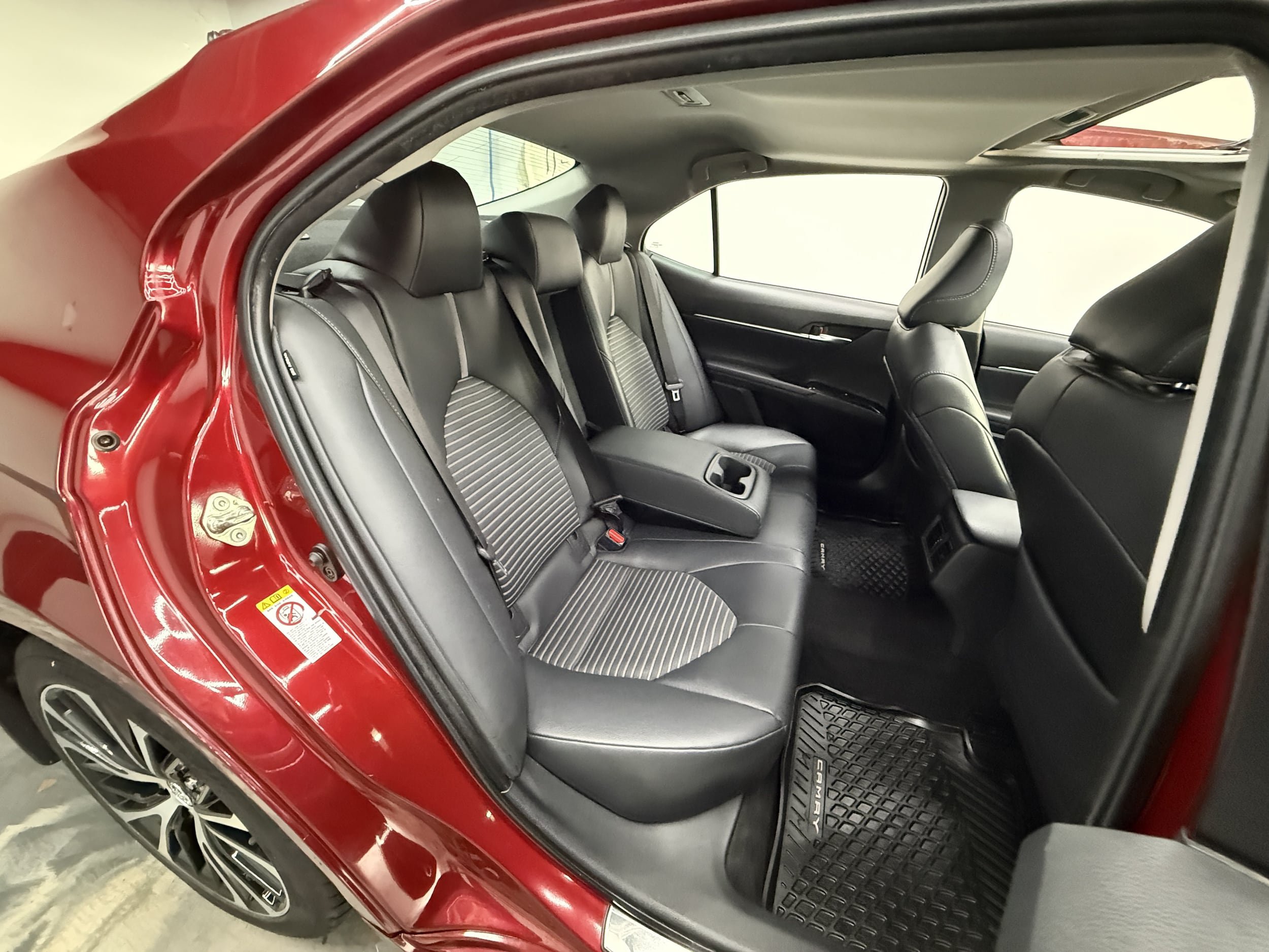 Used 2018 Toyota Camry FWD image 7