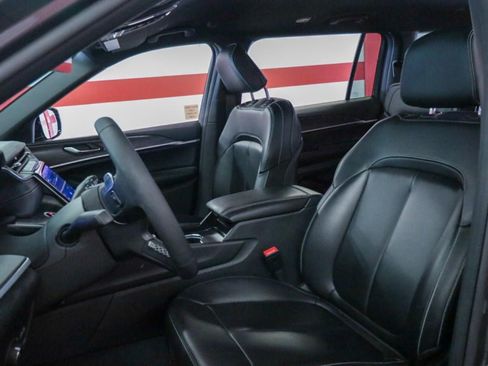 Used 2025 Jeep Grand Cherokee L Limited RWD image 9