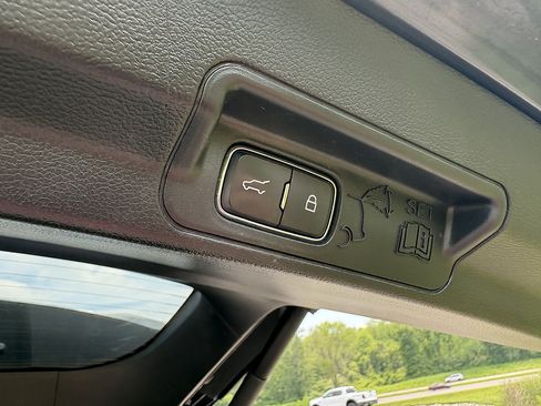 Used 2022 Ford Explorer XLT AWD/4WD image 16
