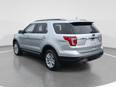 Used 2018 Ford Explorer XLT w/ Equipment Group 202A image 7