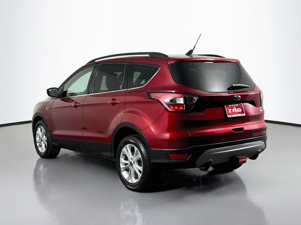 Used 2018 Ford Escape SE w/ SE Sync 3 Package AWD/4WD image 3