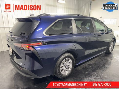 Used 2023 Toyota Sienna XLE image 3
