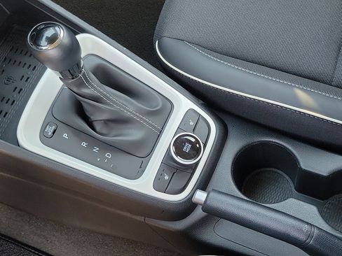 Certified 2025 Hyundai Venue Limited FWD image 16