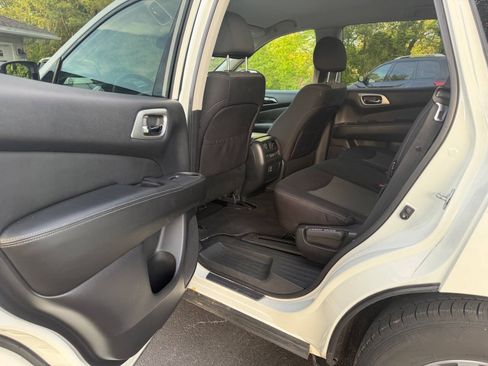 Used 2018 Nissan Pathfinder SV w/ SV Tech Package AWD/4WD image 11