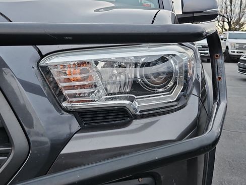 Used 2020 Toyota Tacoma TRD Off-Road w/ Technology Package image 12