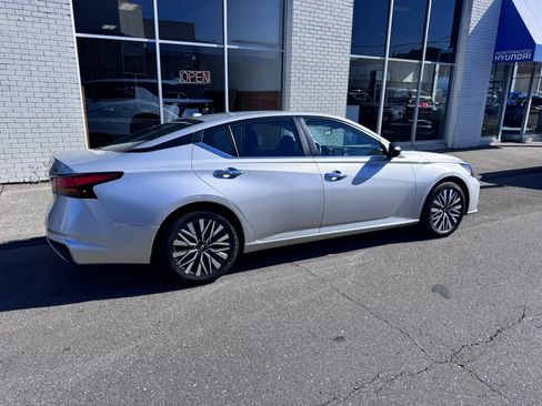 Used 2024 Nissan Altima 2.5 SV FWD image 6